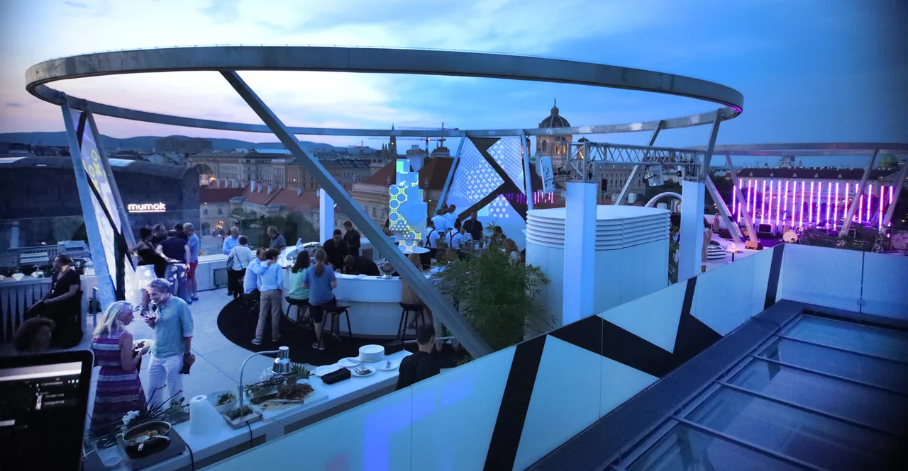 Dachterrasse mit Skulpturenmapping in der Dämmerung – MQ LIBELLE, MQ Libelle, Wien, Österreich