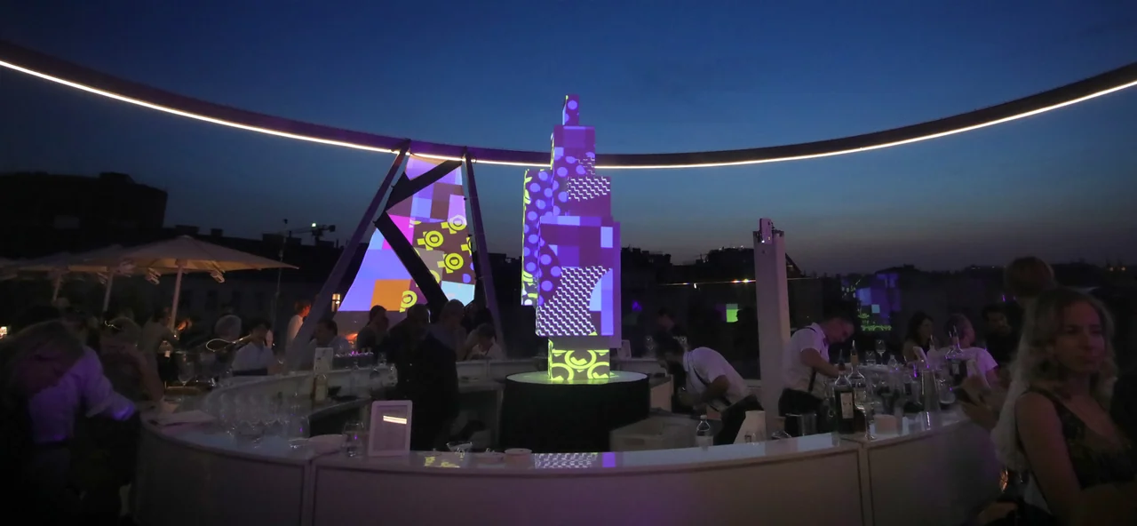 Dachterrasse mit Skulpturenmapping in der Dämmerung – MQ LIBELLE, MQ Libelle, Wien, Österreich