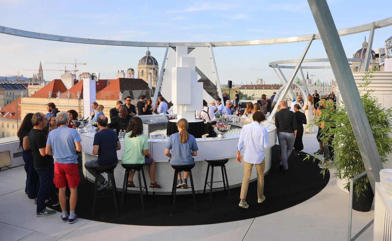 Gäste und gestaltete Sitzmöbel auf der Dachterrasse bei Tageslicht – MQ LIBELLE, MQ Libelle, Wien, Österreich