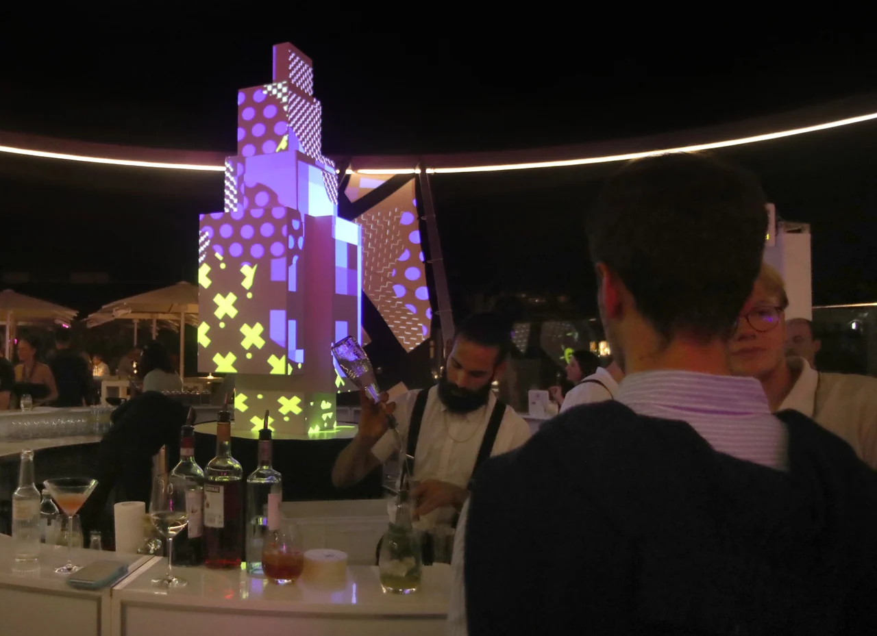 Geometrische 3D-Skulptur mit violetten und weißen Mapping-Mustern – MQ LIBELLE, MQ Libelle, Wien, Österreich