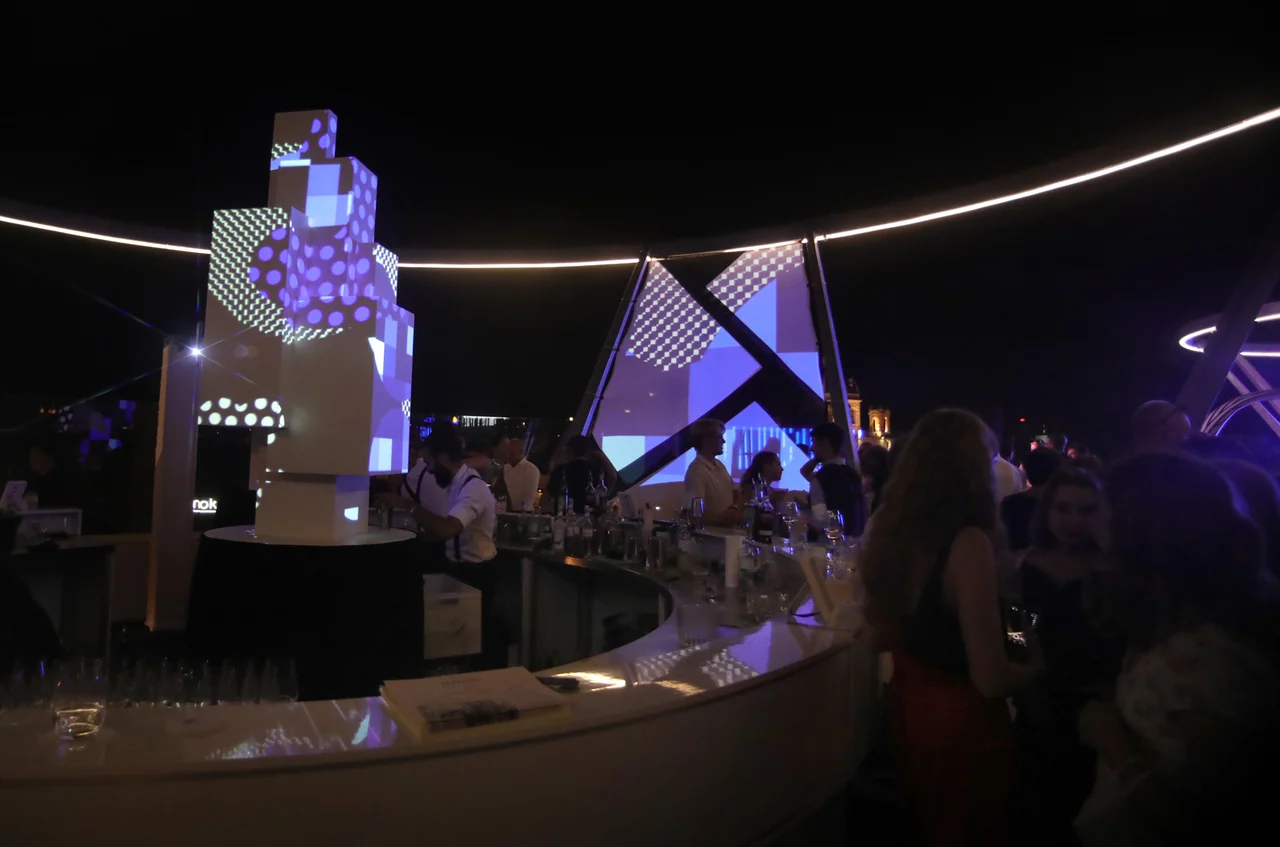Geometrische 3D-Skulptur mit violetten und weißen Mapping-Mustern – MQ LIBELLE, MQ Libelle, Wien, Österreich