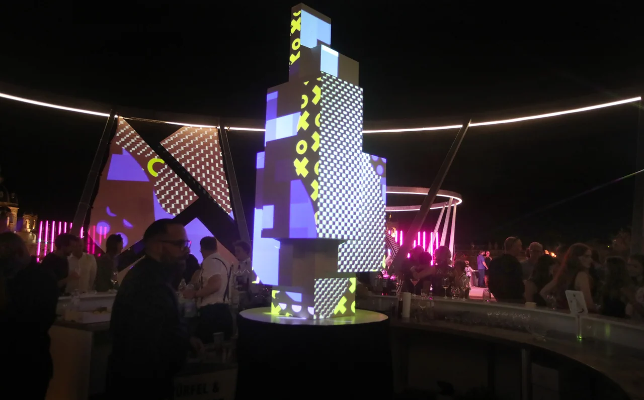 Geometrische 3D-Skulptur mit violetten und weißen Mapping-Mustern – MQ LIBELLE, MQ Libelle, Wien, Österreich