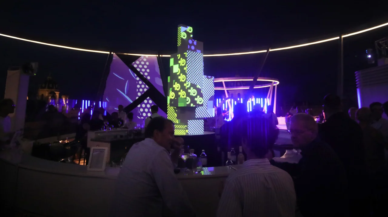 Geometrische 3D-Skulptur mit violetten und weißen Mapping-Mustern – MQ LIBELLE, MQ Libelle, Wien, Österreich