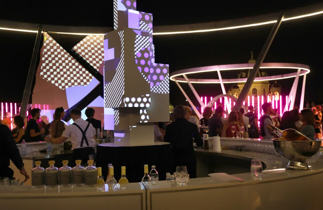 Geometrische 3D-Skulptur mit violetten und weißen Mapping-Mustern – MQ LIBELLE, MQ Libelle, Wien, Österreich