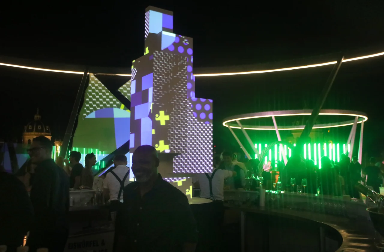 Geometrische Skulptur mit gelb-grünen Mapping-Motiven – MQ LIBELLE, MQ Libelle, Wien, Österreich