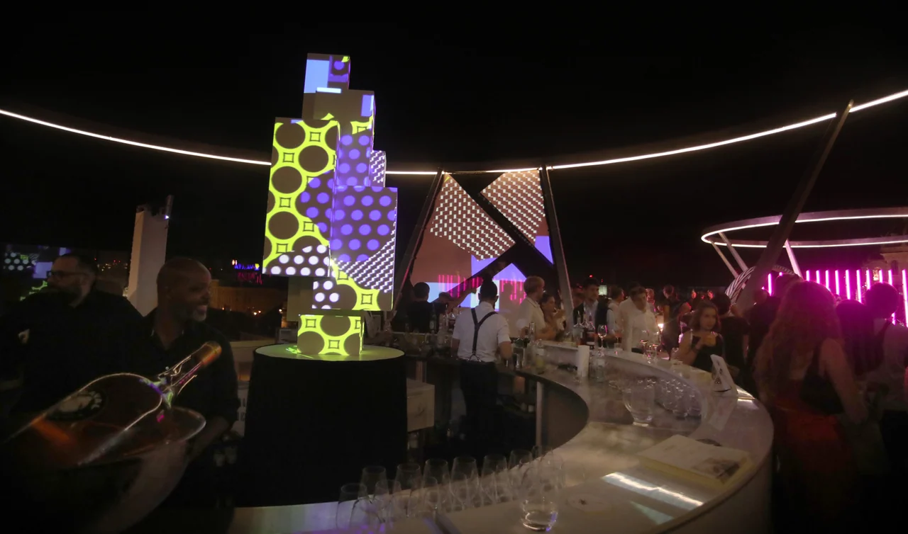 Geometrische Skulptur mit gelb-grünen Mapping-Motiven – MQ LIBELLE, MQ Libelle, Wien, Österreich