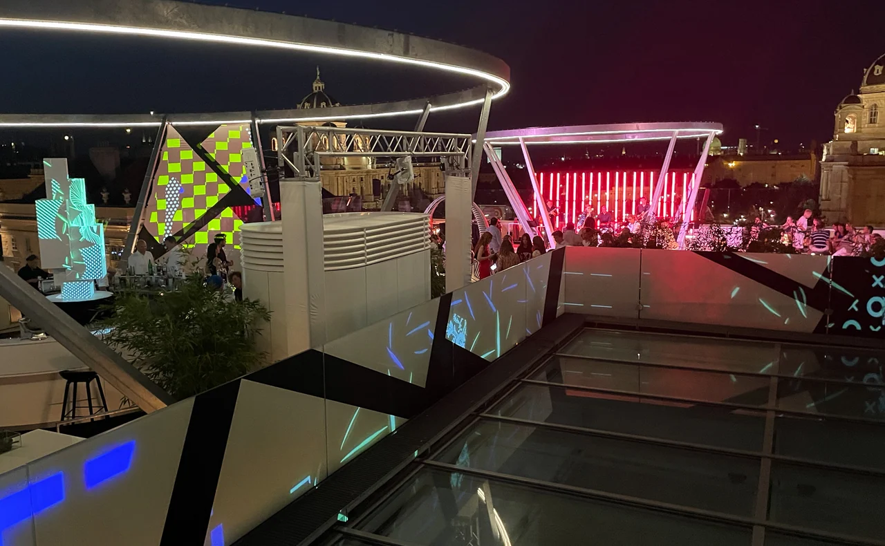Weite Nachtansicht der Dachterrasse mit Projektionen – MQ LIBELLE, MQ Libelle, Wien, Österreich