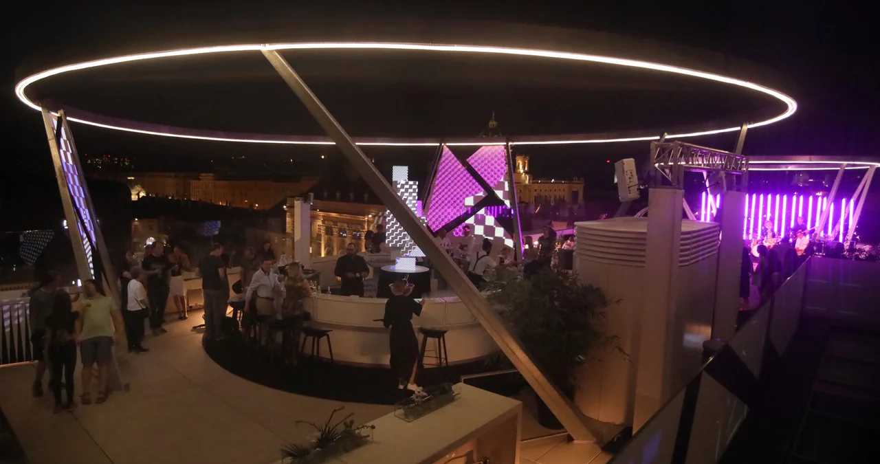 Weite Nachtansicht der Dachterrasse mit Projektionen – MQ LIBELLE, MQ Libelle, Wien, Österreich