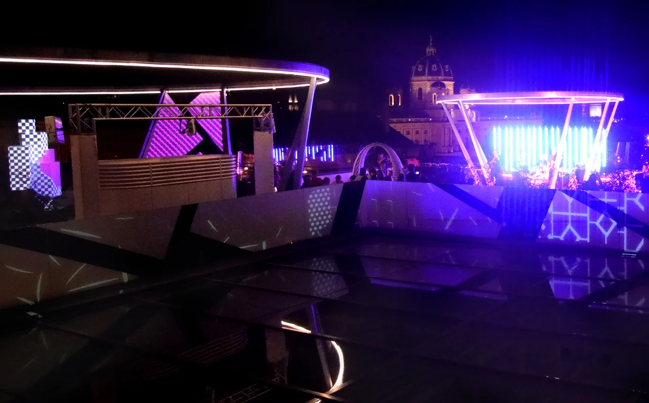 Weite Nachtansicht der Dachterrasse mit Projektionen – MQ LIBELLE, MQ Libelle, Wien, Österreich