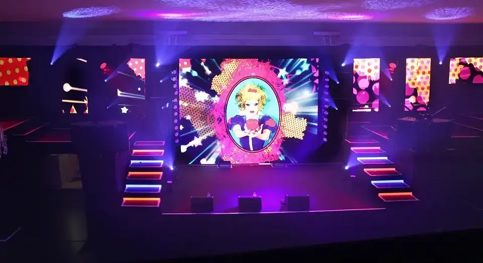Buntes Porträtmotiv auf den Videoflächen einer Konzertbühne – ROSENBALL, Kursalon, Wien, Österreich