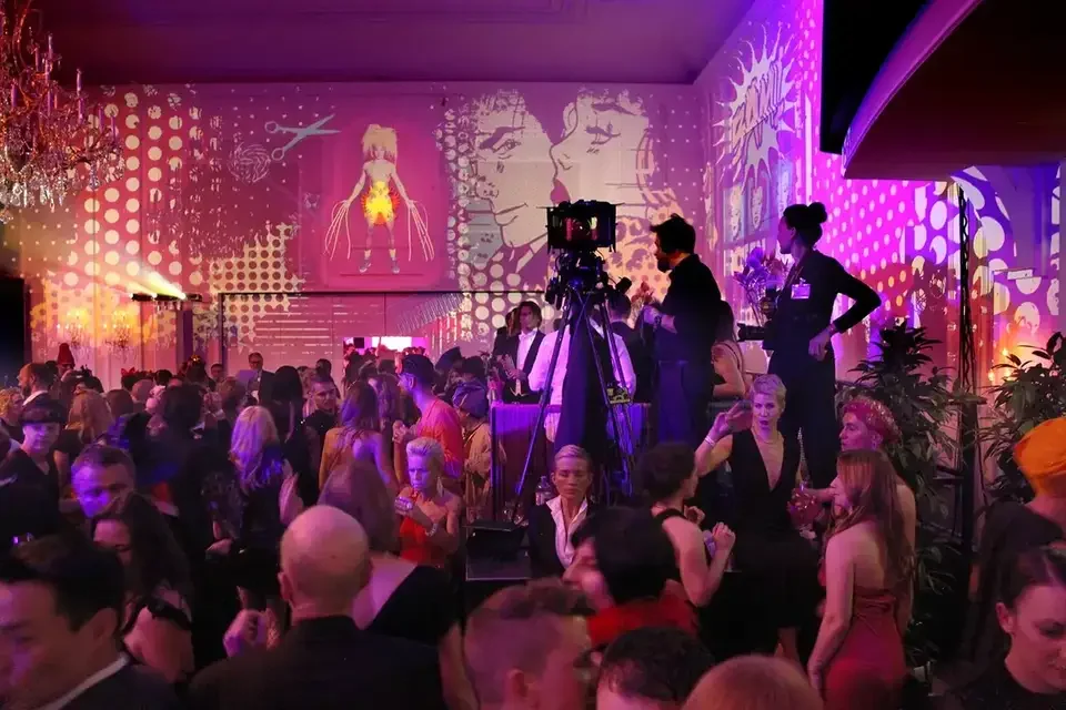 Porträts und Punktmuster als Raumprojektion im Ballsaal – ROSENBALL, Kursalon, Wien, Österreich