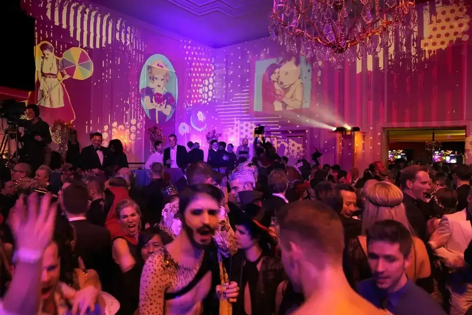 Porträts und Punktmuster als Raumprojektion im Ballsaal – ROSENBALL, Kursalon, Wien, Österreich