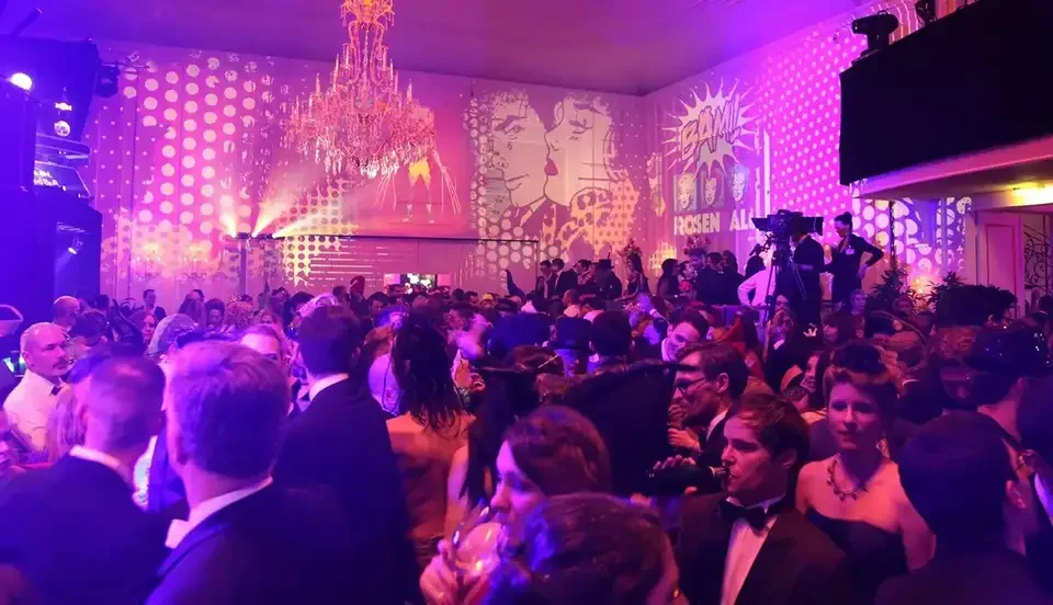 Porträts und Punktmuster als Raumprojektion im Ballsaal – ROSENBALL, Kursalon, Wien, Österreich