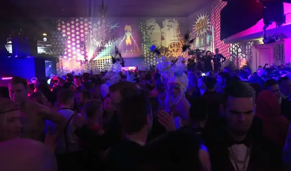 Porträts und Punktmuster als Raumprojektion im Ballsaal – ROSENBALL, Kursalon, Wien, Österreich