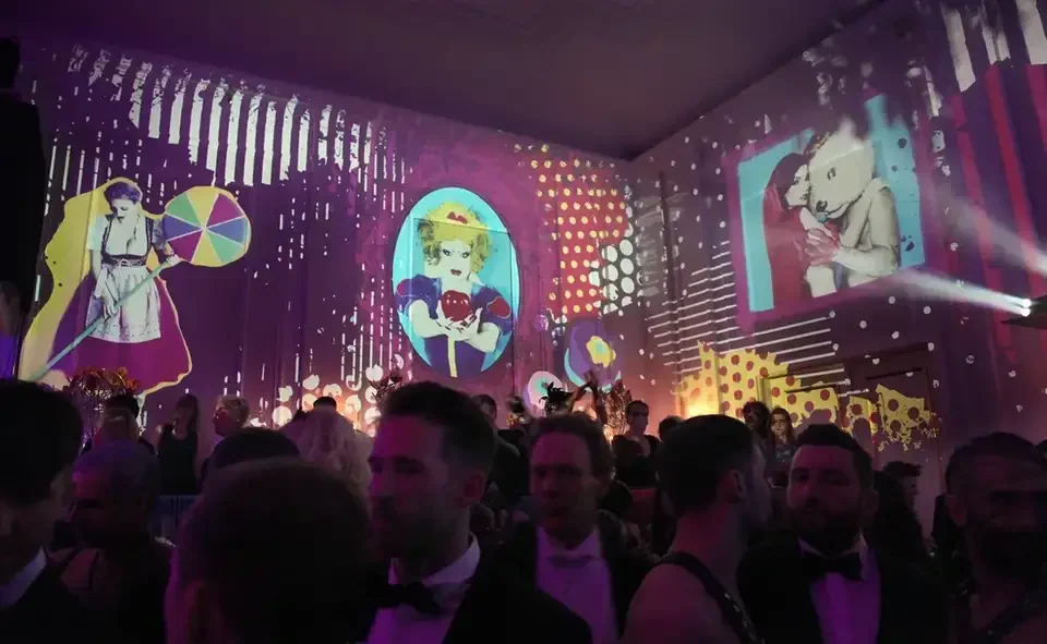 Porträts und Punktmuster als Raumprojektion im Ballsaal – ROSENBALL, Kursalon, Wien, Österreich