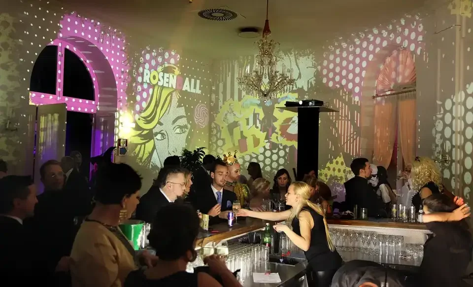 Porträts und Punktmuster als Raumprojektion im Ballsaal – ROSENBALL, Kursalon, Wien, Österreich