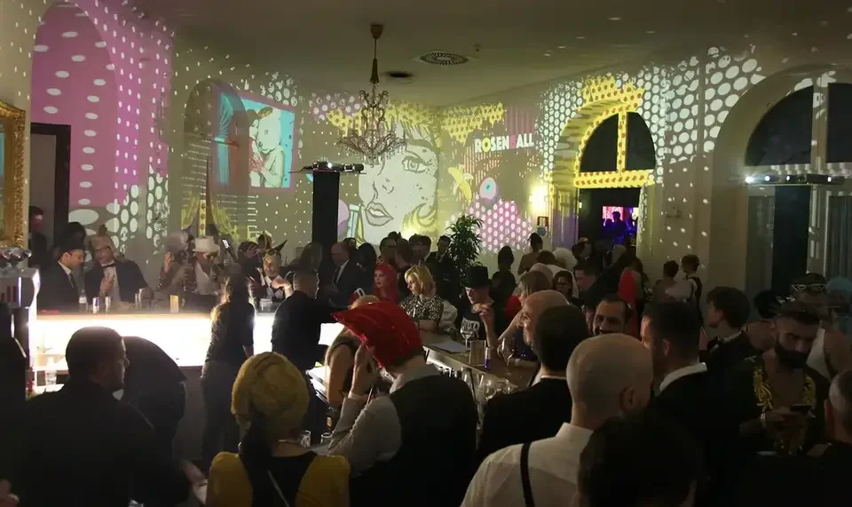 Porträts und Punktmuster als Raumprojektion im Ballsaal – ROSENBALL, Kursalon, Wien, Österreich