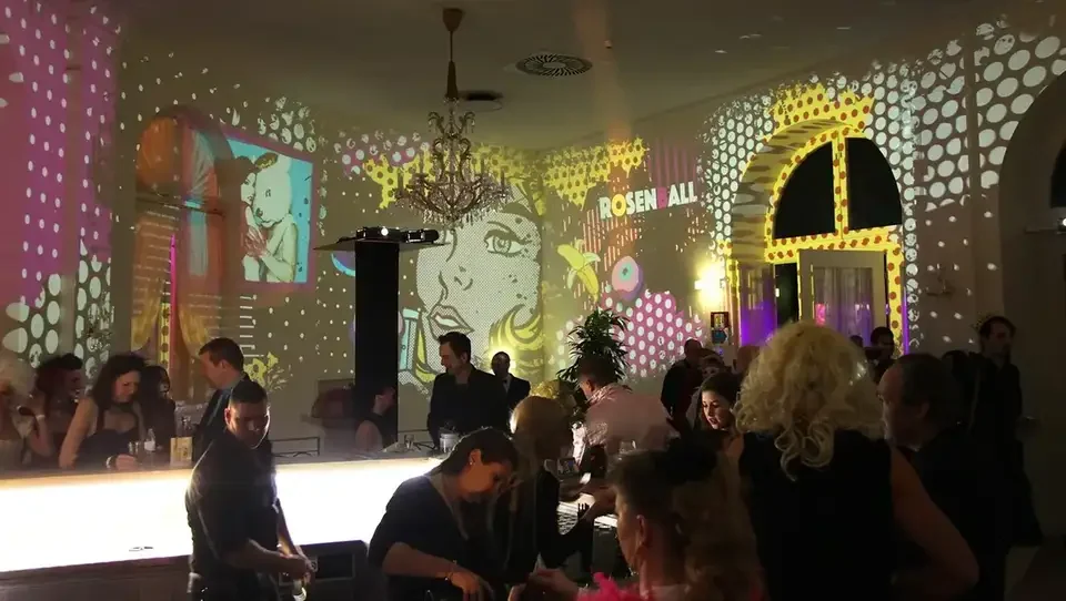 Porträts und Punktmuster als Raumprojektion im Ballsaal – ROSENBALL, Kursalon, Wien, Österreich