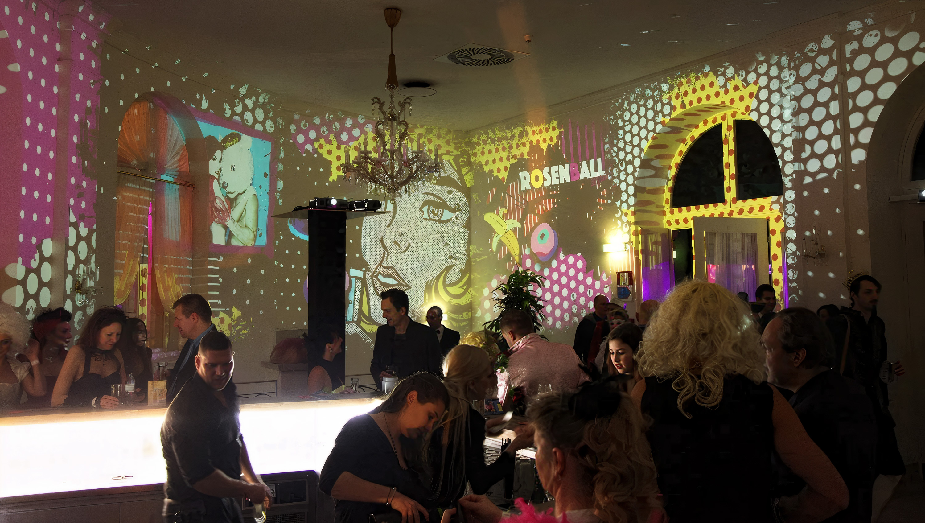 Porträts und Punktmuster als Raumprojektion im Ballsaal – ROSENBALL, Kursalon, Wien, Österreich