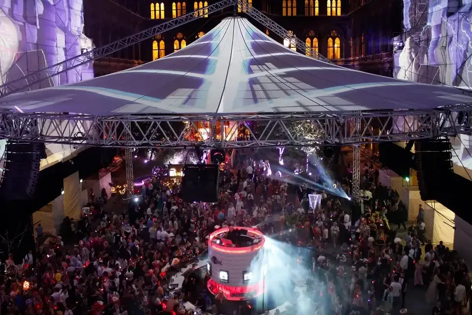 Blick von oben auf den bespielten Arkadenhof und das Publikum – LIFE BALL, Rathaus, Wien, Österreich