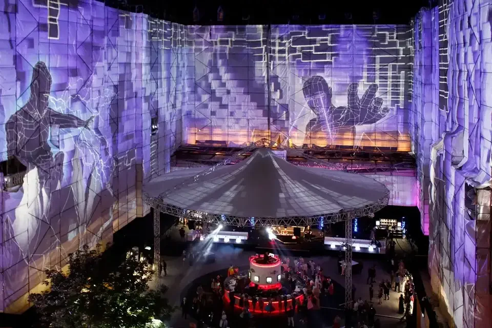 Blick von oben auf den bespielten Arkadenhof und das Publikum – LIFE BALL, Rathaus, Wien, Österreich