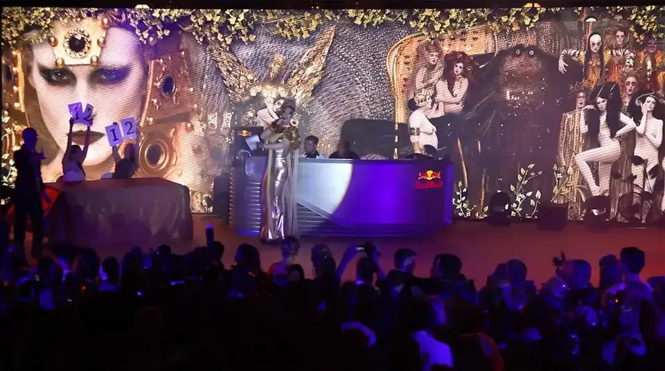 Bühnenvisuals mit Porträt- und Figurenmotiven hinter den auftretenden Gästen – LIFE BALL, Rathaus, Wien, Österreich