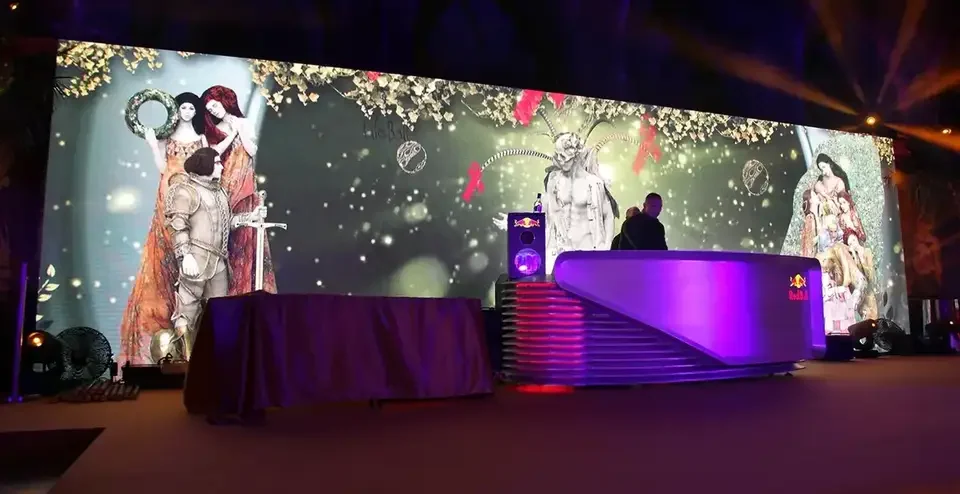 Bühnenvisuals mit Porträt- und Figurenmotiven hinter den auftretenden Gästen – LIFE BALL, Rathaus, Wien, Österreich