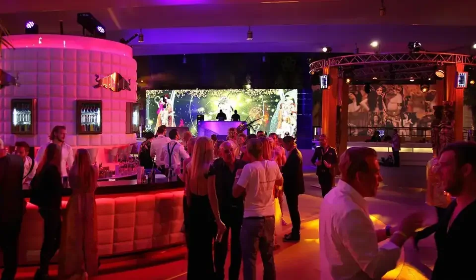 Gäste in einem farbig inszenierten Veranstaltungsraum – LIFE BALL, Rathaus, Wien, Österreich