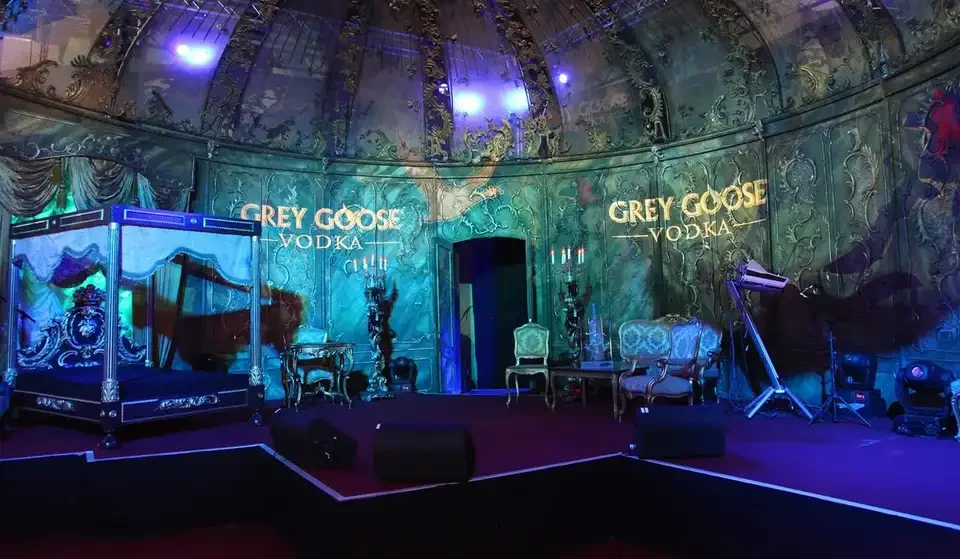 Grey-Goose-Motive als Raumprojektionen im historischen Saal – LIFE BALL, Rathaus, Wien, Österreich