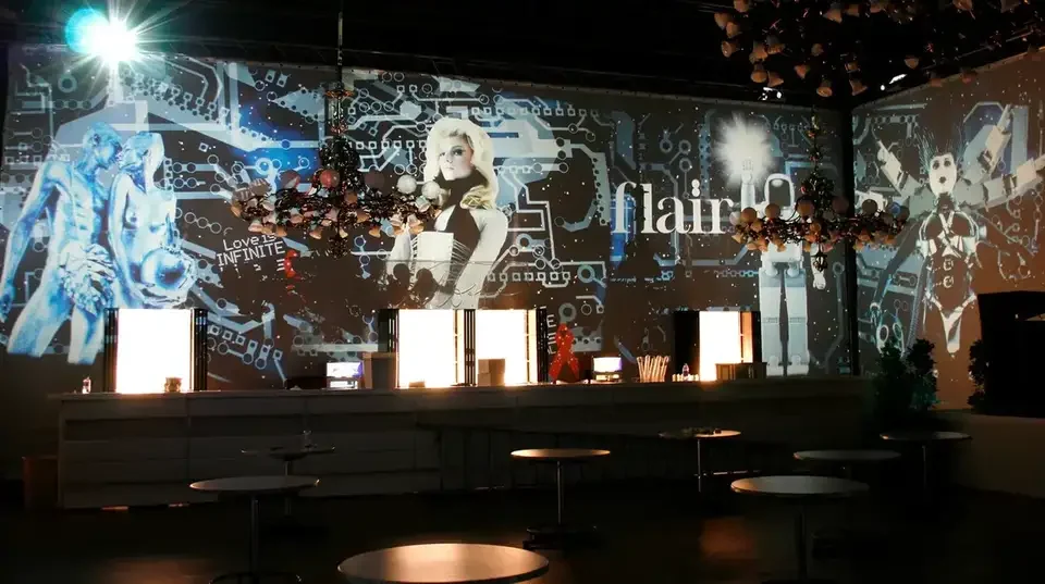 Illustrationen und Porträtmotive als Panoramaprojektion im Saal – LIFE BALL, Rathaus, Wien, Österreich