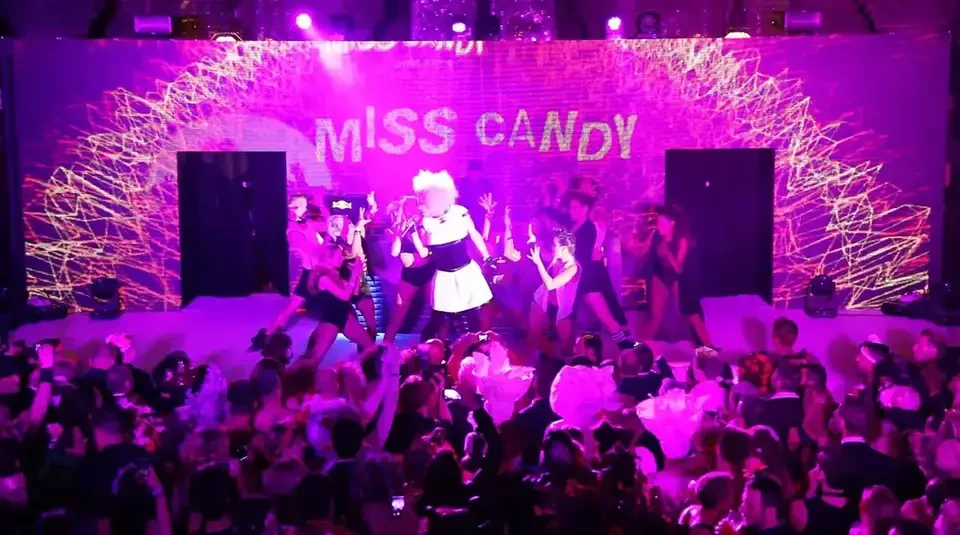 Konzertbühne mit pinken Visuals und dem Schriftzug Miss Candy – LIFE BALL, Rathaus, Wien, Österreich