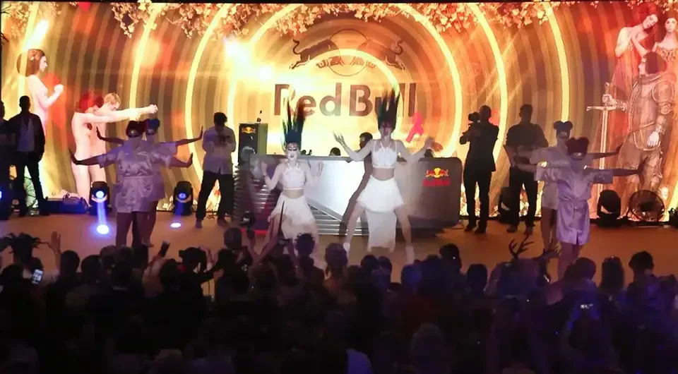 Red-Bull-Motiv als Bühnenprojektion hinter den auftretenden Gästen – LIFE BALL, Rathaus, Wien, Österreich