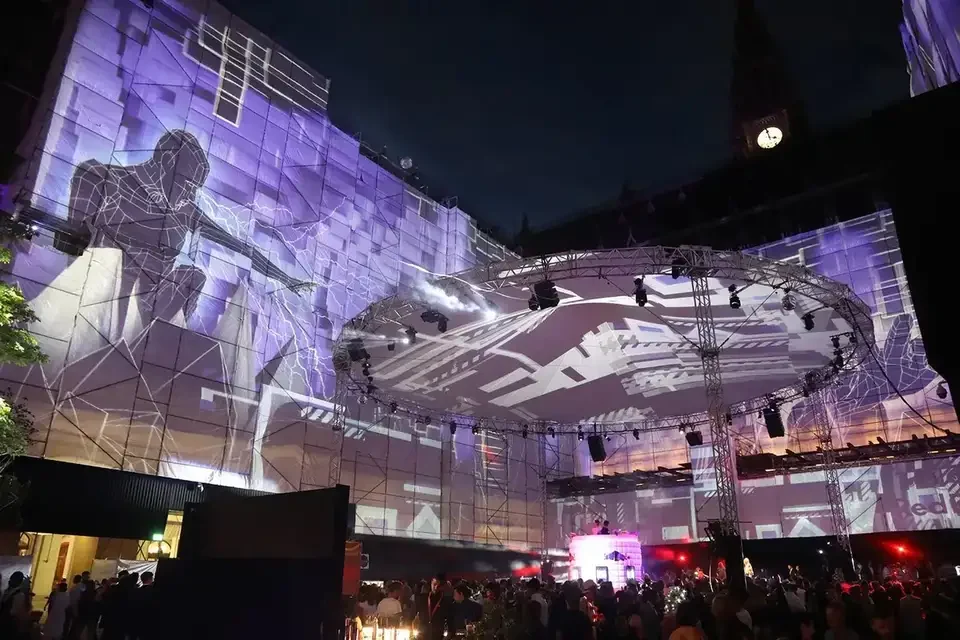Schwarz-weiße Panoramaprojektionen im Arkadenhof mit Gästen – LIFE BALL, Rathaus, Wien, Österreich
