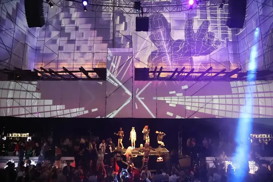 Schwarz-weiße Panoramaprojektionen im Arkadenhof mit Gästen – LIFE BALL, Rathaus, Wien, Österreich