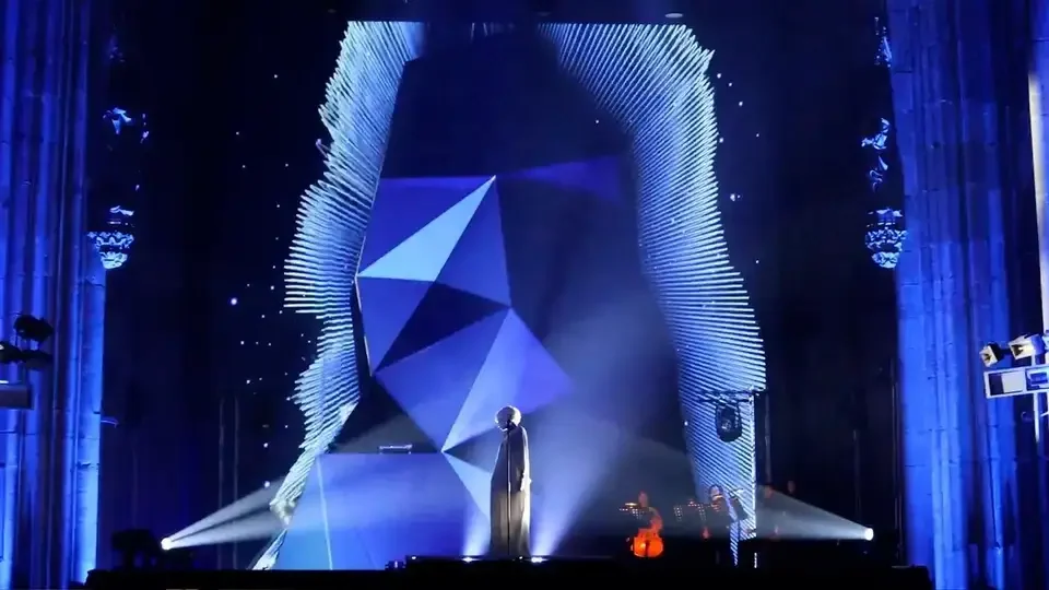 Blaue geometrische Körper als Bühnenvisuals – ELECTRIC CHURCH, Votivkirche, Wien, Österreich