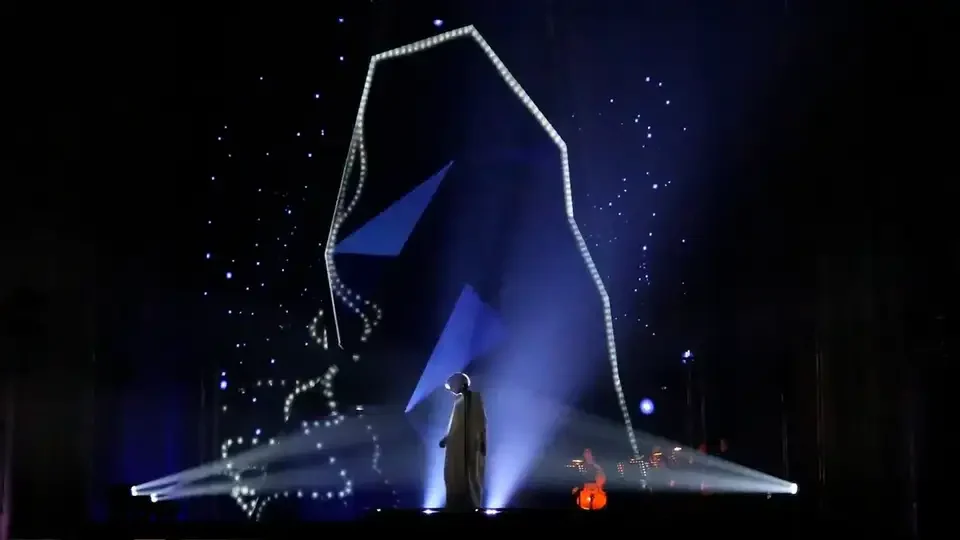Blaue geometrische Körper als Bühnenvisuals – ELECTRIC CHURCH, Votivkirche, Wien, Österreich