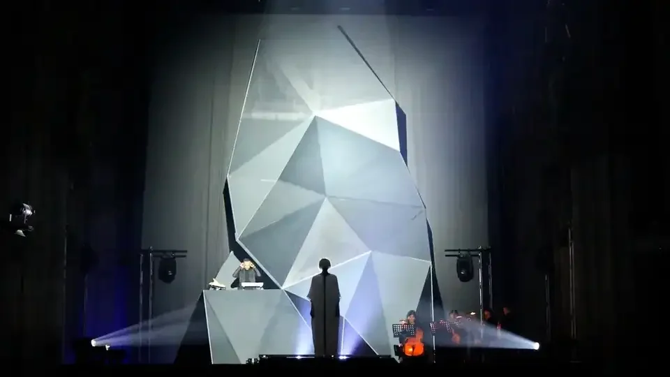Weiße geometrische Projektion auf die Bühnenform – ELECTRIC CHURCH, Votivkirche, Wien, Österreich