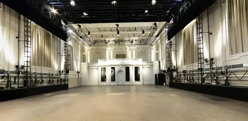 Leere Veranstaltungshalle vor der Projektionsinstallation – POST HALLE E, Halle E, MuseumsQuartier, Wien, Österreich
