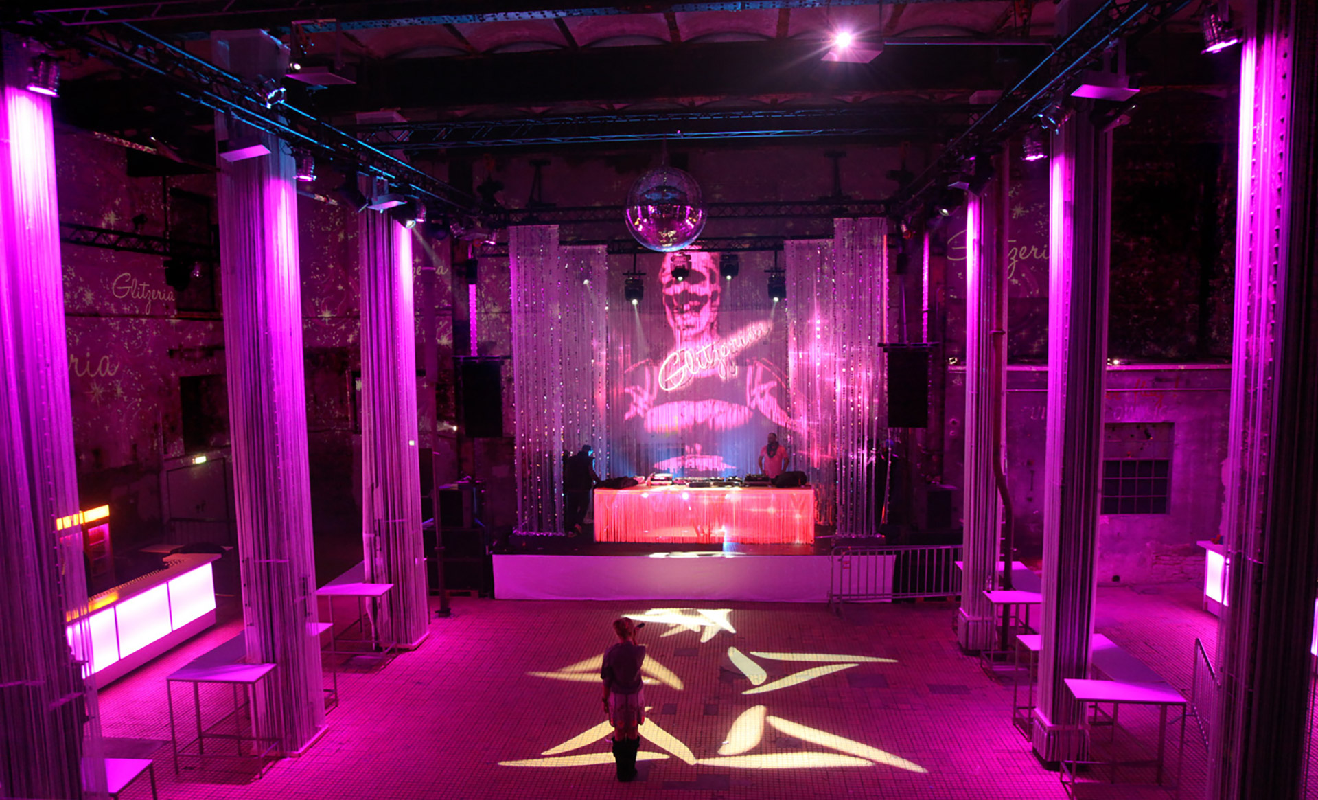Fotofläche unter einer Spiegelkugel vor den Raumprojektionen – GLITZERIA, Ottakringer Brauerei, Wien, Österreich