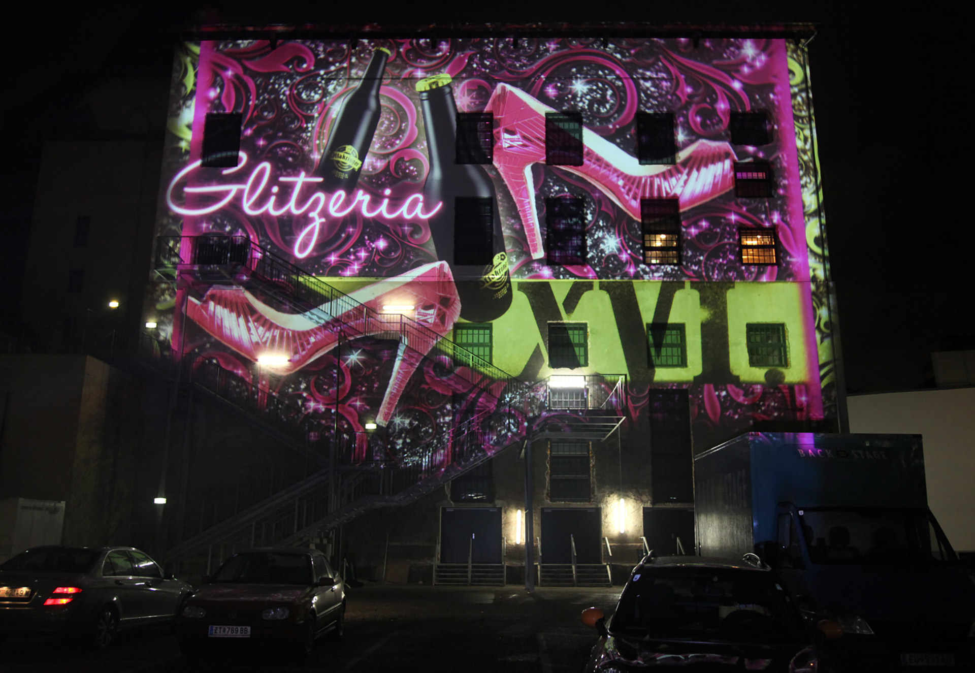 Pinke Glitzeria-Motive als Fassadenprojektion bei Nacht – GLITZERIA, Ottakringer Brauerei, Wien, Österreich