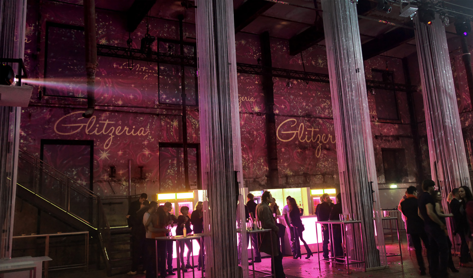 Pinke Stern- und Glitzermotive als Raumprojektion zwischen Säulen – GLITZERIA, Ottakringer Brauerei, Wien, Österreich