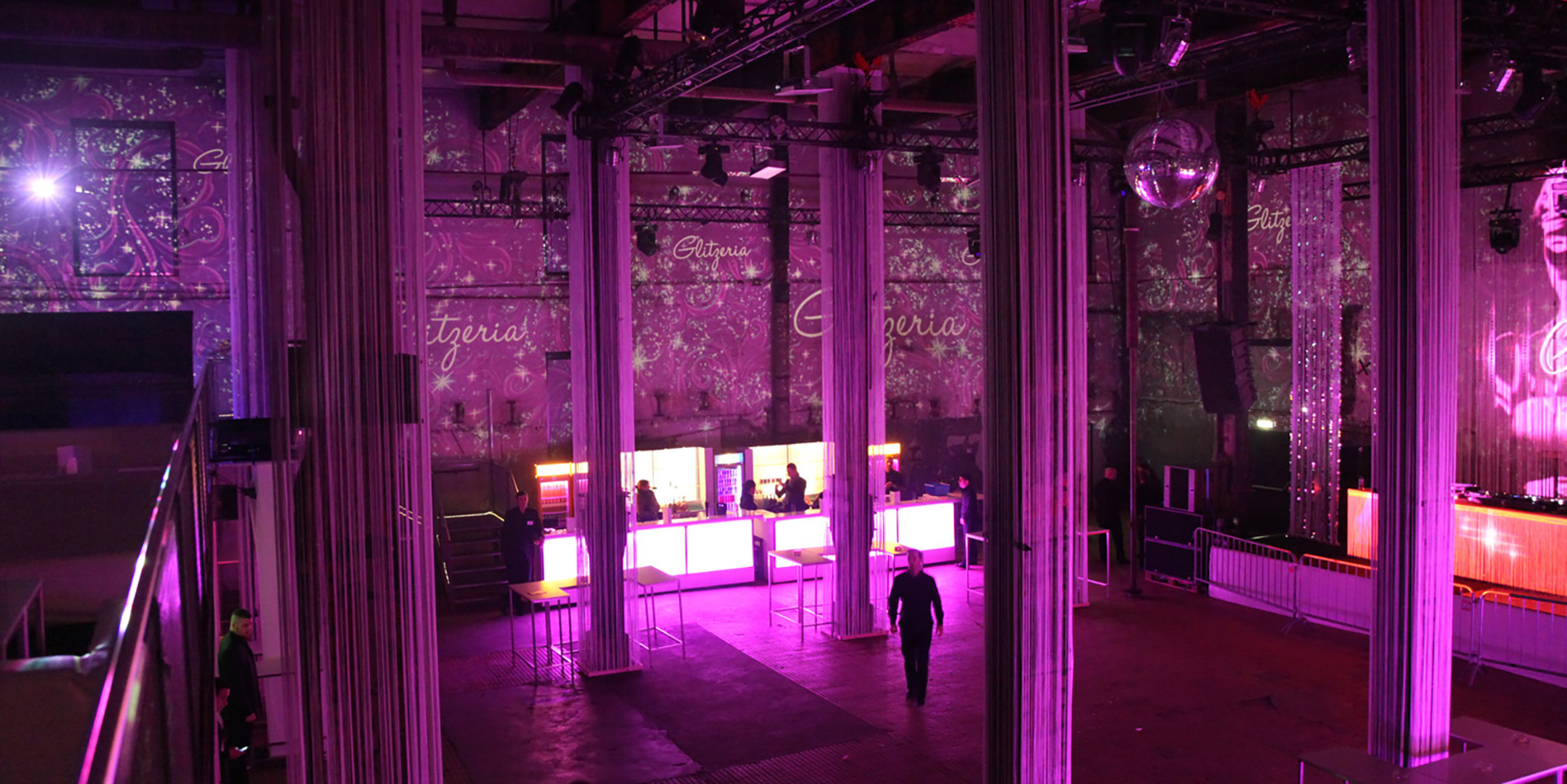 Pinke Stern- und Glitzermotive als Raumprojektion zwischen Säulen – GLITZERIA, Ottakringer Brauerei, Wien, Österreich