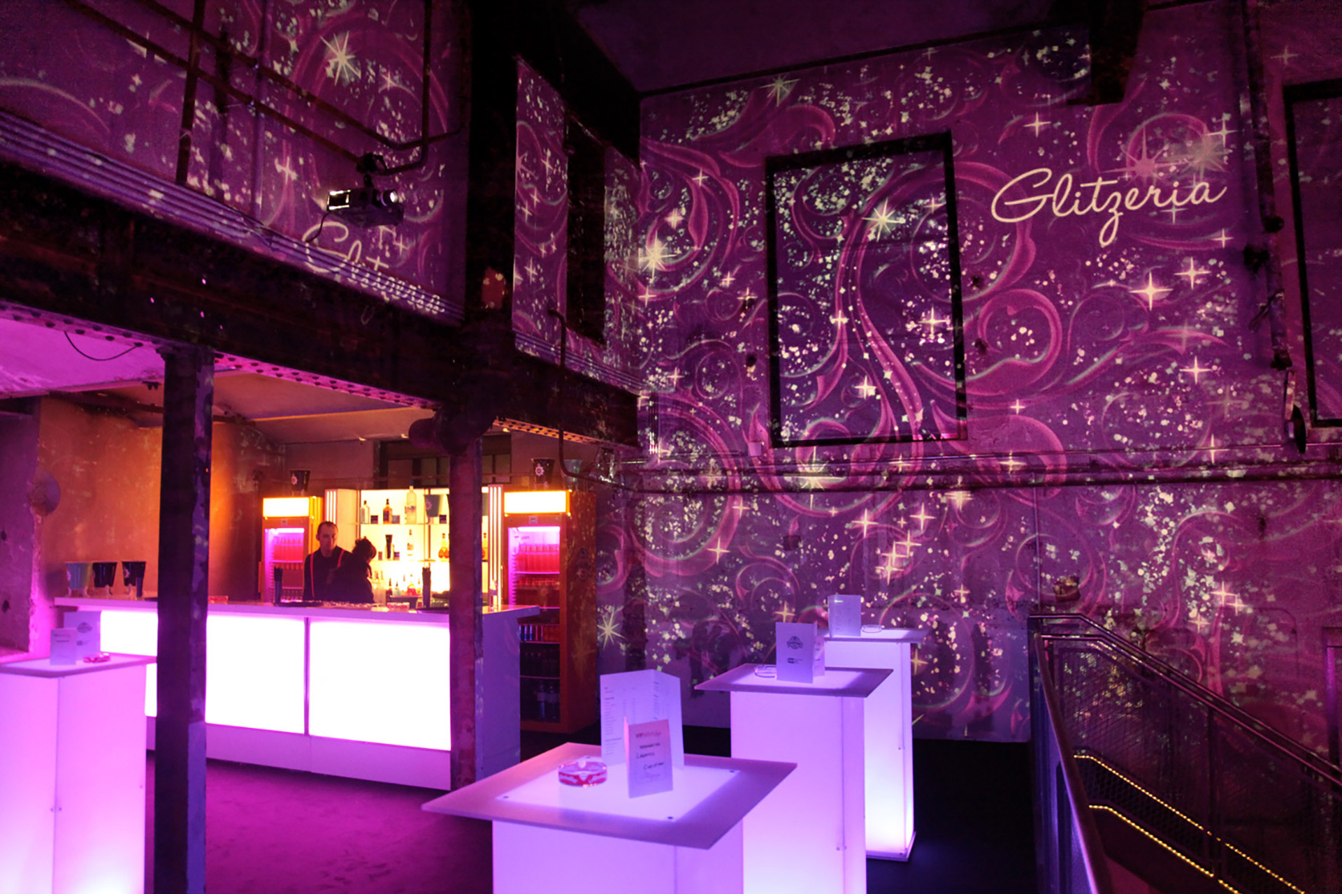 Pinke Stern- und Glitzermotive als Raumprojektion zwischen Säulen – GLITZERIA, Ottakringer Brauerei, Wien, Österreich