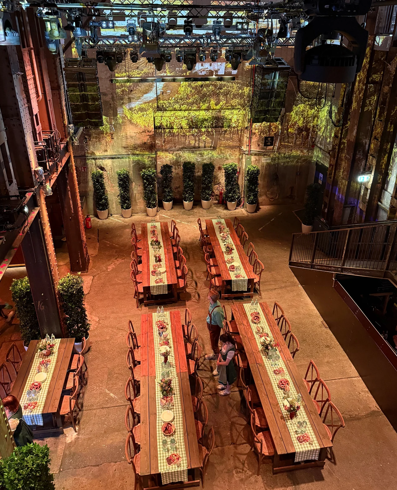 Blick von oben auf Festtafeln und Panorama-Projektionen – IMS, Ottakringer Brauerei, Wien, Österreich
