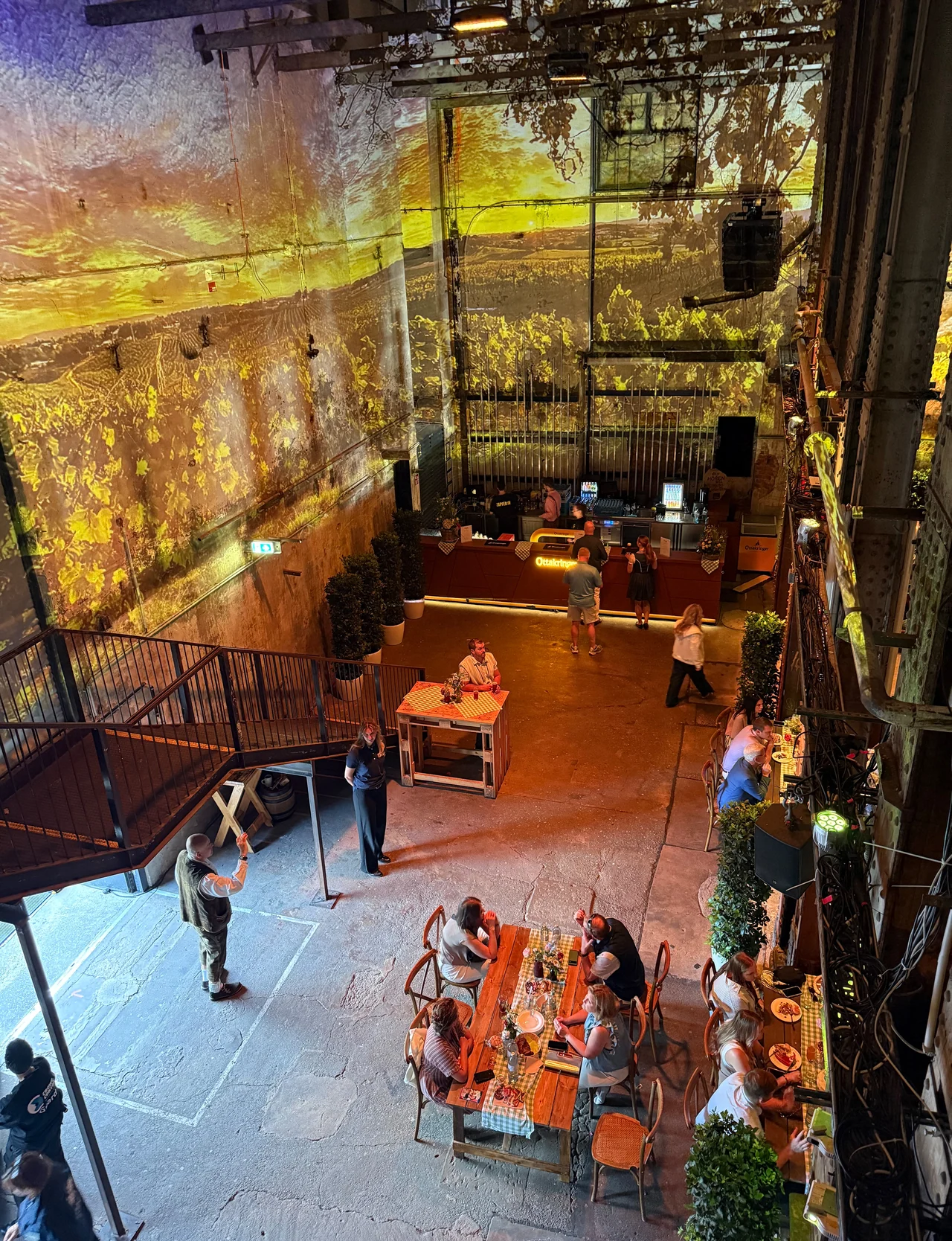 Blick von oben auf Festtafeln und Panorama-Projektionen – IMS, Ottakringer Brauerei, Wien, Österreich