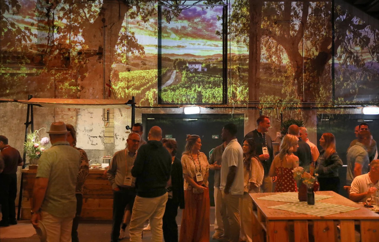 Landschaftsmotive auf der Wand hinter den Gästen – IMS, Ottakringer Brauerei, Wien, Österreich