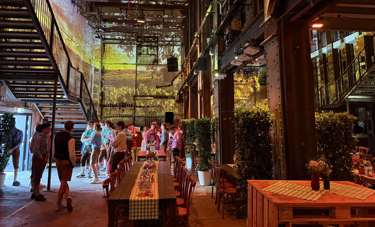 Weinberg-Panorama als Raumprojektion hinter den Festtafeln – IMS, Ottakringer Brauerei, Wien, Österreich