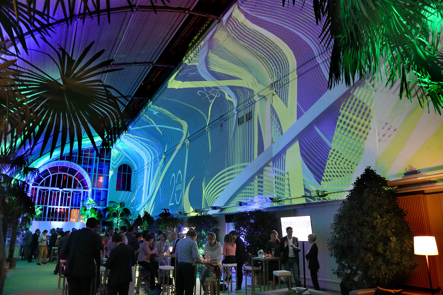 Musiknoten und grafische Linien als Raumprojektion zwischen Palmen – Palmenhaus, Burggarten, Wien, Österreich