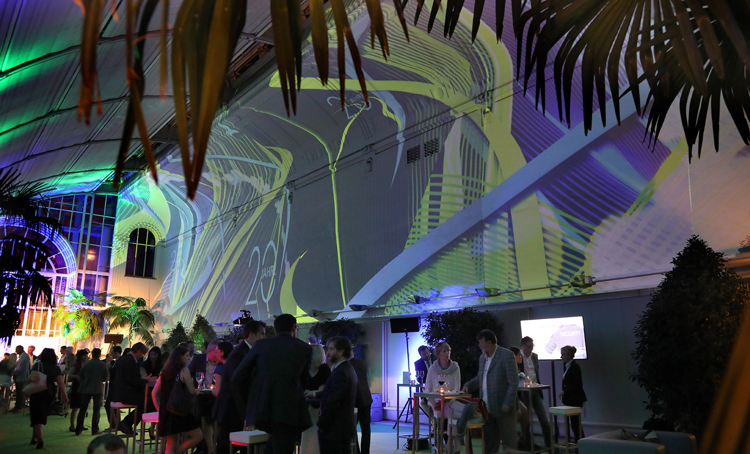 Musiknoten und grafische Linien als Raumprojektion zwischen Palmen – Palmenhaus, Burggarten, Wien, Österreich