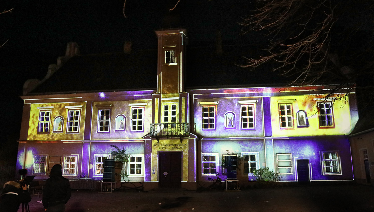 Farbige Architekturkonturen als Mapping auf das Rathaus – Wachauer Advent, Videomapping in Spitz, Wachau, Österreich